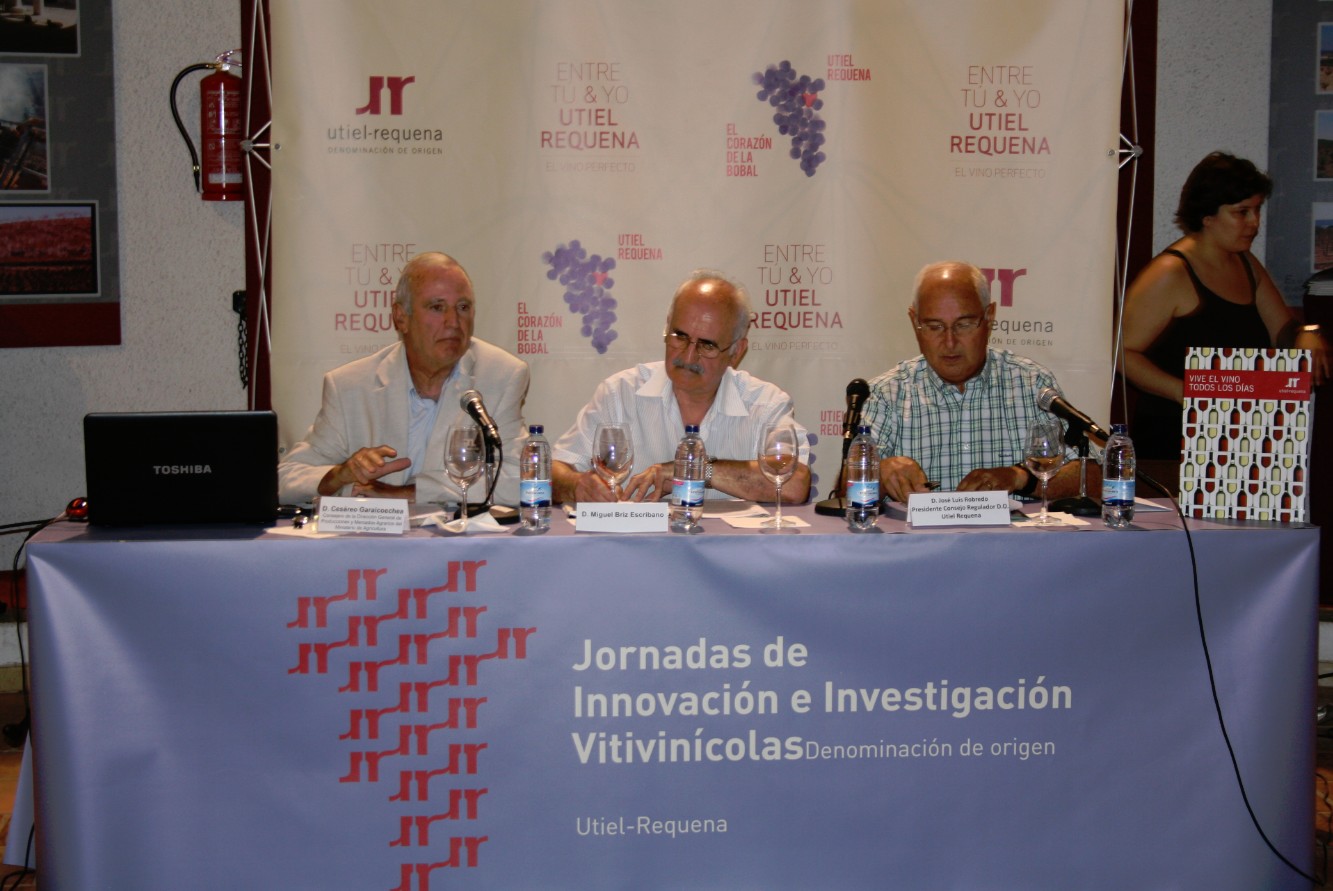De izquierda a derecha Cesáreo Garaicoechea, Miguel Briz y el presidente del CRDO José Luis Robredo